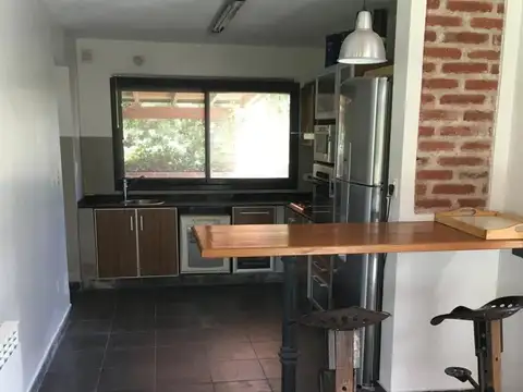 Casa en Alquiler con 3 cocheras
