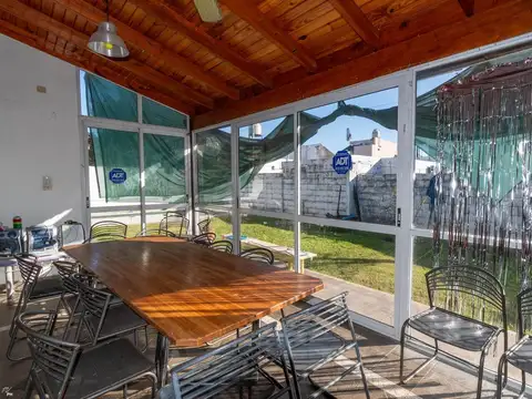 CASA EN VENTA 3 DORM. COCHERA, QUINCHO Y PILETA