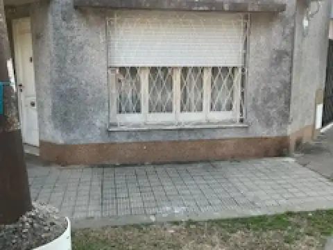 OPORTUNIDAD INVERSORES  2 CASAS CON LOCAL.VENDE HARDING 1000. CASA 2 DORMITORIOS