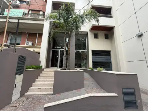 Departamento de 2 ambientes con cochera y baulera en Lanús Oeste