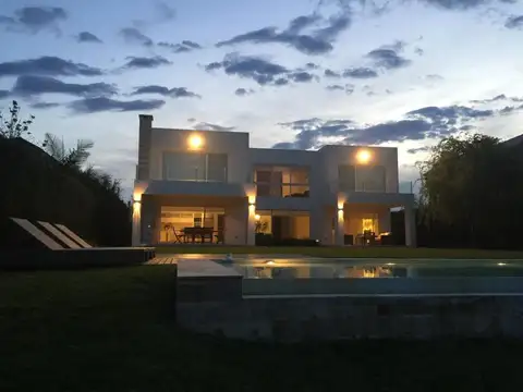 Casa 5 ambientes con 5 baños