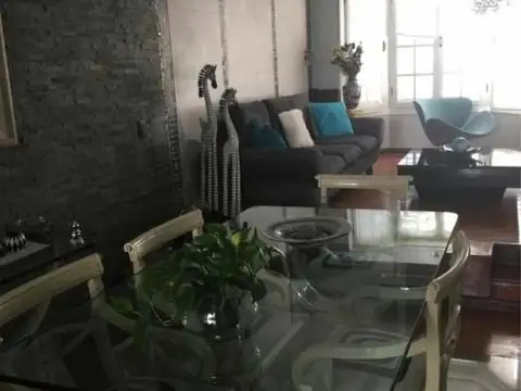 Triplex Refaccionado a nuevo 4 Amb al frente con cochera  APTO CREDITO