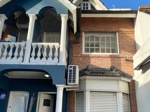 Triplex Refaccionado a nuevo 4 Amb al frente con cochera  APTO CREDITO