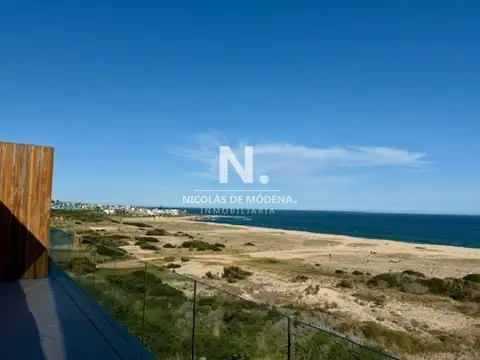 En venta apartamento en manantiales de 4 dormitorios, con vista al mar.