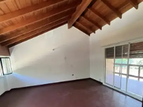 Casa en Alquiler con 2 cocheras
