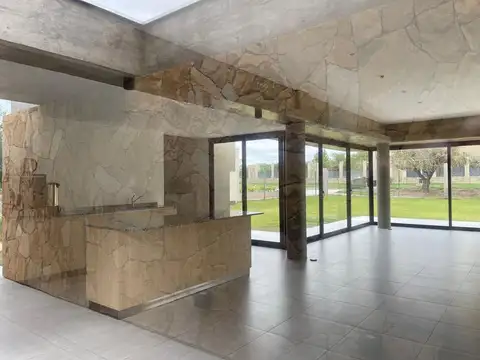 Casa 5 ambientes con 2 baños