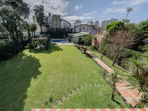 Venta casa en Vicente López con gran jardín, quincho y pileta