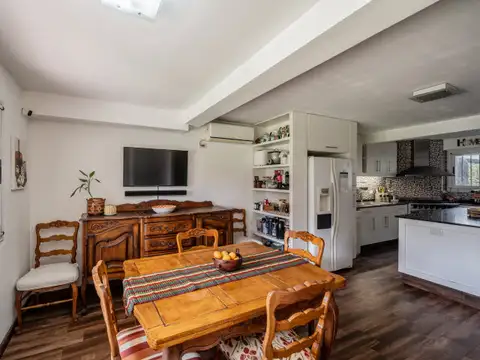Casa en Venta con 3 cocheras