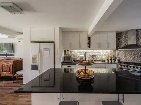 Casa 7 ambientes con 5 baños