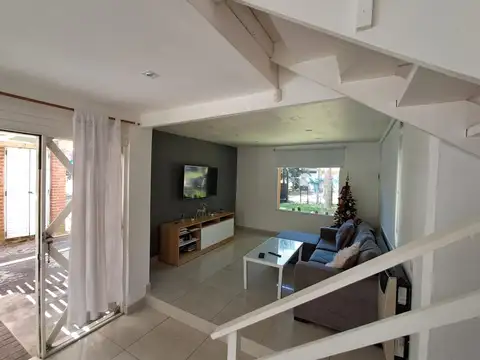 Casa de tres ambientes en lote propio con pileta y gas Nat.