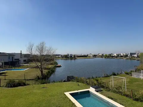 CASA A LAGUNA EN VENTA EN CANTON ISLAS