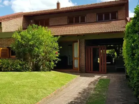 Casa en venta - 4 Dormitorios 4 Baños - Cocheras - 713Mts2 - Gonnet