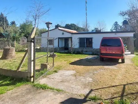 VENTA - Casa de 2 dormitorios, galería parrillero y piscina - Oliveros.