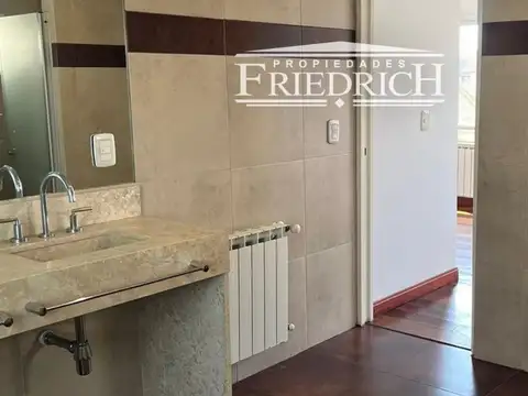 Casa en Alquiler con 5 cocheras