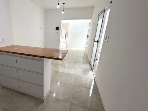 Casa de pasillo en venta, 2 dormitorios c/ patio y terraza en Luis Agote