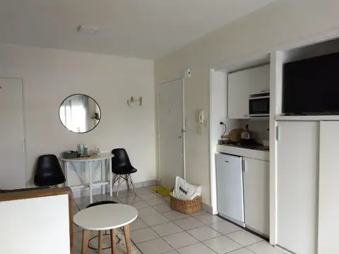 ALQUILO 1 AMBIENTE MUY LUMINOSO CON BALCÓN AL FRENTE. BARRIO NORTE