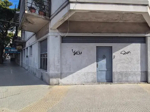 Galpon en esquina con doble entrada