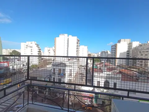3 Amb.+Dependencias Semipiso balcón frente - cocina comedor- Living comedor - lavadero -baño principal + baño auxiliar y otro pequeño baño
