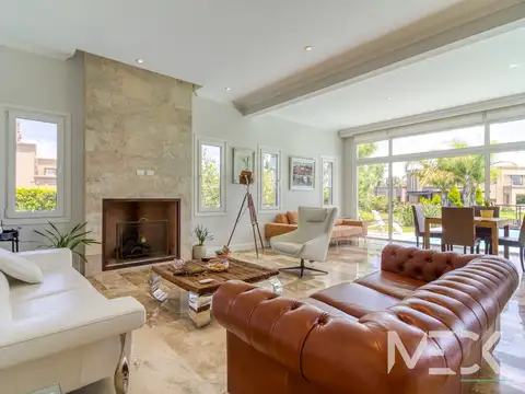 Casa en Venta con 2 cocheras