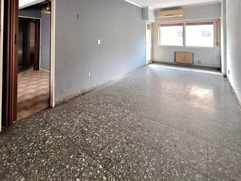 DEPARTAMENTO CÉNTRICO en Zárate. 3 Dormitorios. Amplios ambientes.