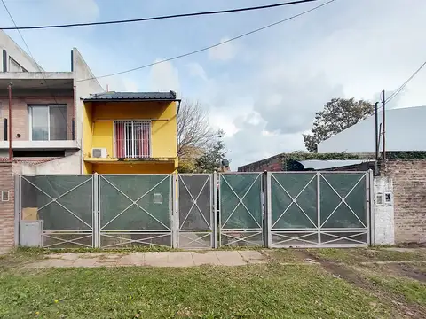VENTA CASA 4 AMB  2 PLANTAS AMPLIO PARQUE