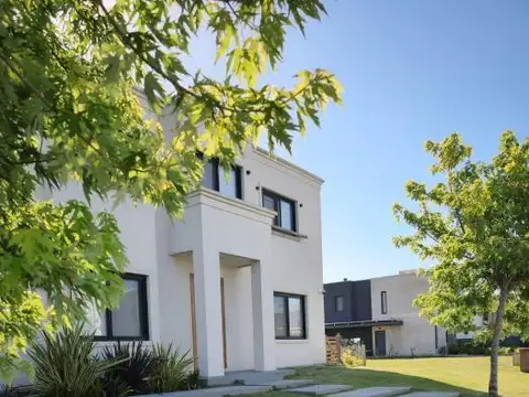 Casa en Venta en Barrio Costas Premium a la Laguna
