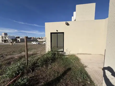 VENTA – Dúplex de 1 dormitorio con patio y cochera en Docta Avenida