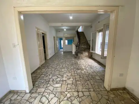Casa 6 ambientes con 2 baños