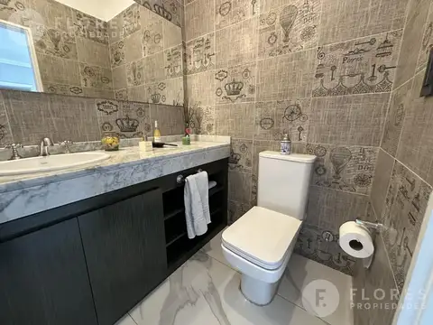 Casa 8 ambientes con 5 baños