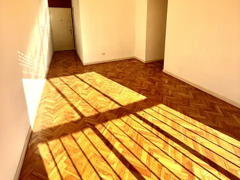 Departamento en alquiler en Flores con dependencia de servicio