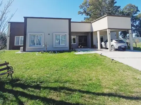 VENTA de casa 5 ambientes  moderna y funcional con energía