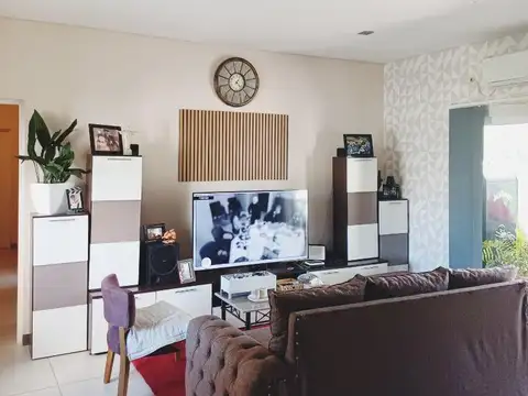 VENTA de casa 5 ambientes  moderna y funcional con energía