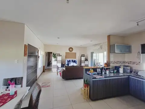 Casa 5 ambientes con 2 baños