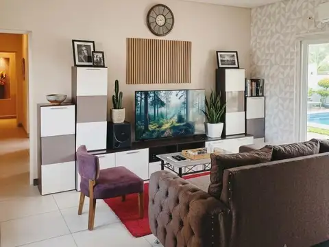 VENTA de casa 5 ambientes  moderna y funcional con energía