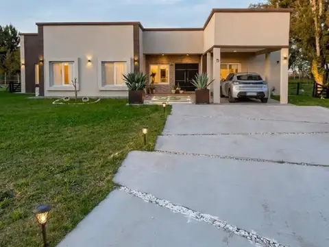 VENTA de casa 5 ambientes  moderna y funcional con energía