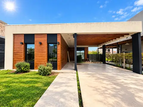 Casa en Venta con 5 cocheras