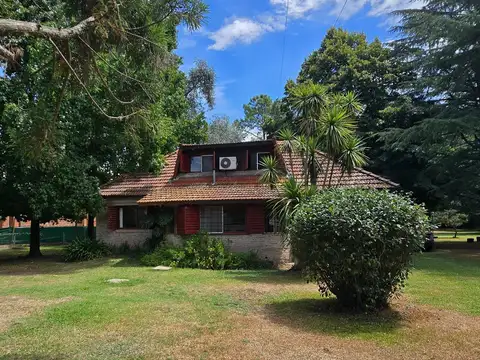 Solida casa en venta sobre amplio lote con variada arboleda