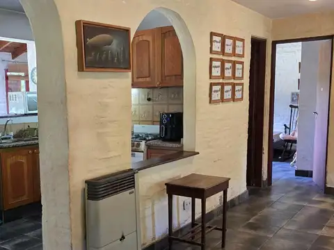 Solida casa en venta sobre amplio lote con variada arboleda