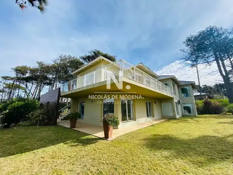 Casa 7 ambientes con 4 baños