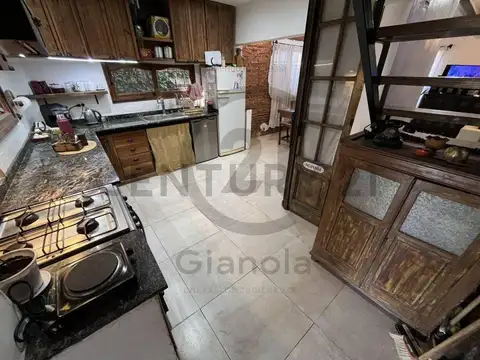 Casa 4 Ambientes con Gran Jardín