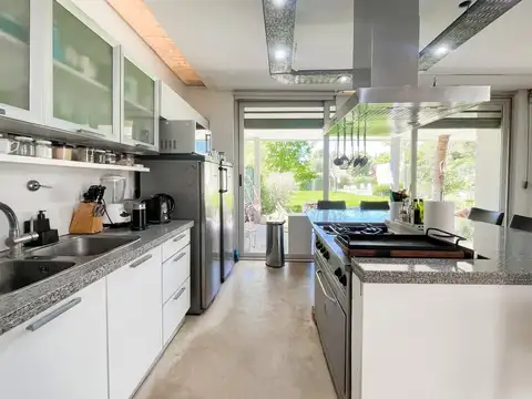 Casa en Venta con 3 cocheras