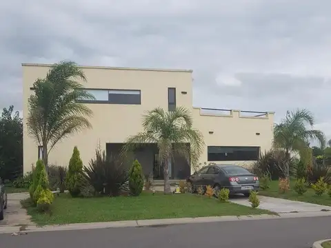 Casa en venta, 5 domitorios, Barrio Los robles, Haras Santa Maria