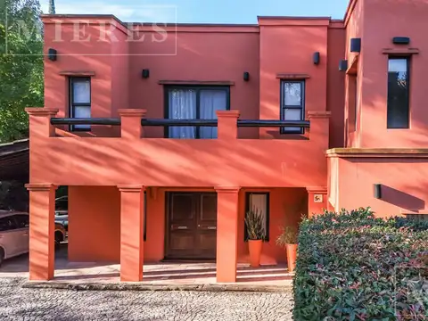 Casa en Venta con 2 cocheras