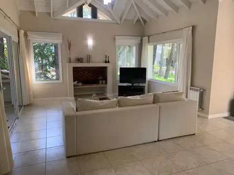 Casa 4 ambientes con 3 baños