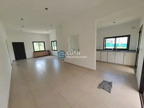 Casa 4 ambientes con 2 baños