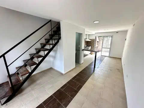 Duplex en alquiler La Reja centro