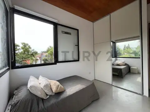 Casa en Alquiler con 2 cocheras