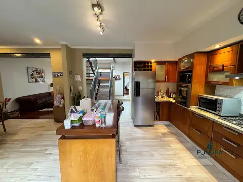 Casa 6 ambientes con 2 baños