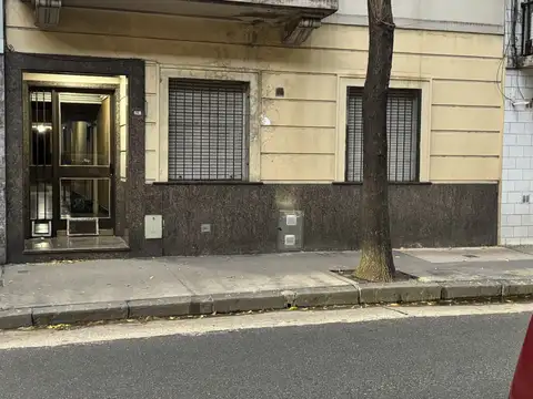2 AMBIENTES CON DOS PATIOS A MTS DEL SUBTE Y AV. RIVADAVIA