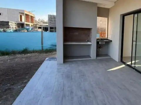 Casa 4 ambientes con 2 baños